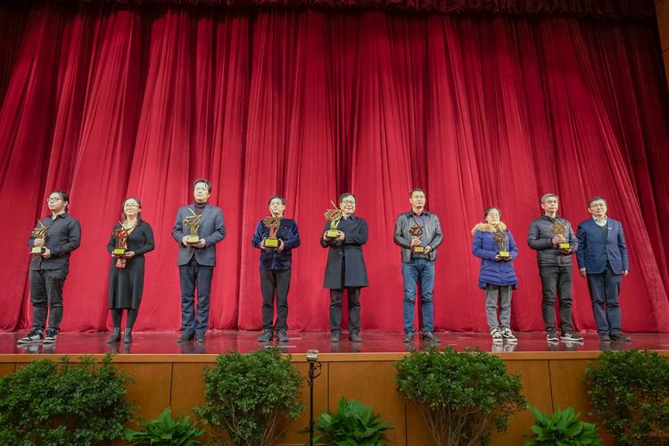 东契奇对阵马刺6次砍下三双