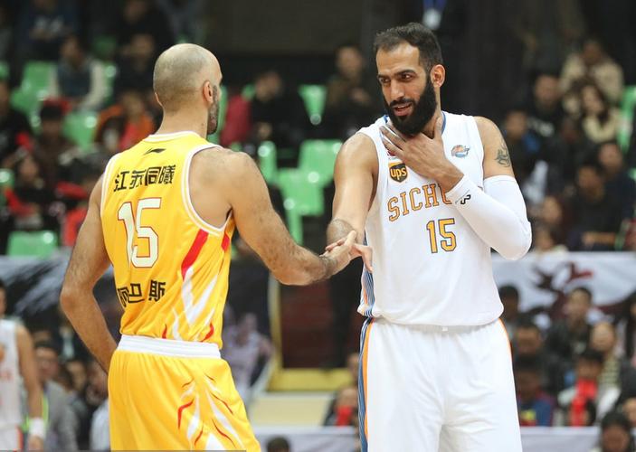 乔治球场展现全能才华精准三分与稳健防守并重 成防守核心 乔治球场展现全能才华精准三分与稳健防守并重 成防守核心