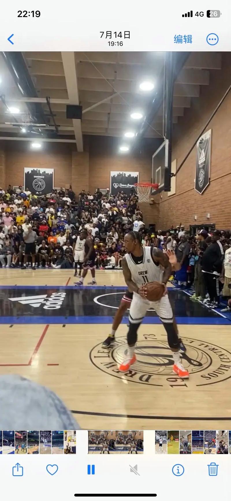 杰里斯隆76岁生日夜去到爵士现场观战比赛 杰里斯隆76岁生日夜去到爵士现场观战比赛