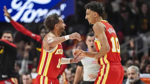 篮球对决尼克斯与活塞交锋 活塞内线占据优势地位