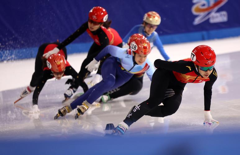 幸福时刻罗斯家人欢庆女儿四个月生日的幸福瞬间